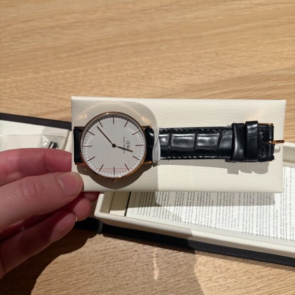 Daniel Wellington Leather Watch - Picture 3 of 4